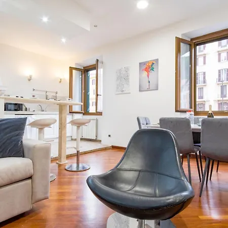 Apartment Elegantis San Giovanni - Easily Get To The Historic Center, Metro, Tram And Bus Are Nearby Rome
