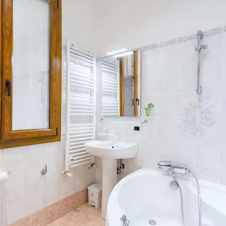 Elegantis San Giovanni - Chic With Bathtub Near Historic Center, Metro & Tram Nearby