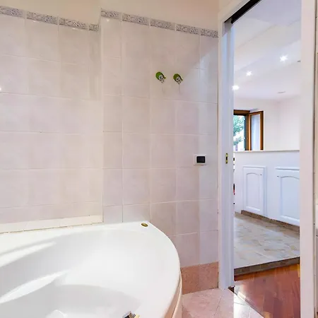 Elegantis San Giovanni - Chic With Bathtub Near Historic Center, Metro & Tram Nearby Rom