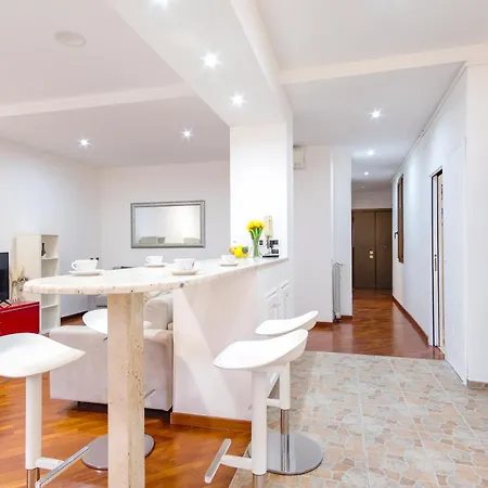 Apartment Elegantis San Giovanni - Easily Get To The Historic Center, Metro, Tram And Bus Are Nearby Rom