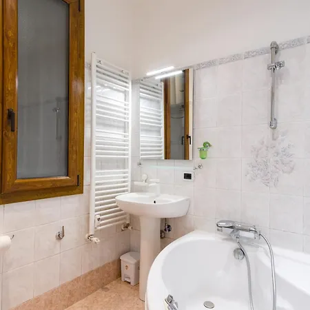 Elegantis San Giovanni - Easily Get To The Historic Center, Metro, Tram And Bus Are Nearby Apartment